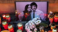 Pražané nosili před budovou slovenského velvyslanectví svíčky, květiny i vzkazy. Uctili tak památku zavražděného slovenského novináře Jána Kuciaka a jeho snoubenky Martiny Kušnírové.