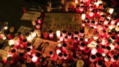 Lidé na Václavském náměstí pokládají svíce na pietním shromáždění pro zavražděného slovenského novináře Jána Kuciaka a jeho snoubenku.