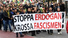 Švédští Kurdové na stockholmské demonstraci proti turecké vojenské akci na severovýchodě Sýrie
