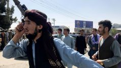 Člen Tálibánu kontroluje oblast u mezinárodního letiště Hamid Karzai v Kábulu