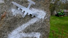 Na pomník  letců v Polné někdo nastříkal ruské invazní zet
