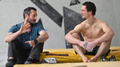 Adam Ondra s trenérem Petrem Klofáčem na otevřeném tréninku před Světovým pohárem v boulderingu v Praze