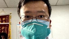 Li Wenliang byl jedním z prvních, kdo si u pacientů všiml šíření neznámé nemoci připomínající virus SARS, koncem prosince se proto na nebezpečí rozhodl upozornit své kolegy.