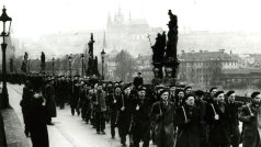 Lidové milice na Karlově mostě v únoru 1948