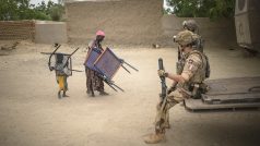 Francouzští vojáci hlídkují v severovýchodní oblasti Mali