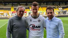 Záložník Lukáš Mareček podepsal smlouvu s belgickým Lokerenem. Na fotce se sportovním ředitelem klubu Willym Reyndersem a agentem Viktorem Kolářem.