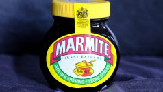 Marmite je lepkavá, tmavě hnědá pasta se silnou slanou chutí a opojnou vůni