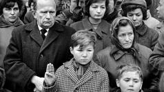 Chlapec, který zdává čest skautským pozdravem na pohřbu Jana Palacha  25. 1. 1969