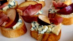 Modrý sýr a křupavé šunkové chuťovky