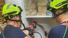 Středočeští hasiči vyprošťovali kočku zaseknutou mezi dvěma domy v Kladně