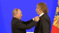 Vladimir Putin předal Jaromíru Nohavicovi v Kremlu Puškinovu medaili