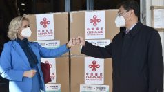 Ministryně zdravotnictví Černé Hory Jelena Borovinić-Bojovićová s čínským velvyslancem s dodávkou vakcíny od Sinopharm (březen 2021)
