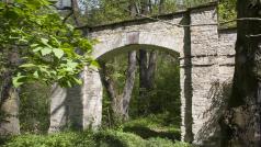 Původní brána do Lánské obory z opuky skrytá v lese poblíž silnice kolem obory, ta totiž byla v minulosti násobně větší