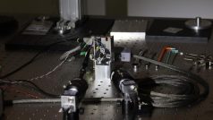 Mechanismus na přepínání laserových paprsků