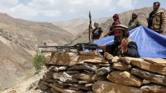 Afghánci stojící proti postupujícímu Tálibánu hlídkují na stanovišti