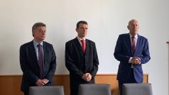 Ministr spravedlnosti Pavel Blažek (vlevo) a nejvyšší státní zástupce Igor Stříž (vpravo) jmenují nového vrchního zastupitele Nejvyššího státního zastupitelství v Olomouci Radima Daňhela (uprostřed)