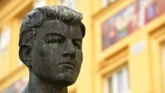 Busta Jana Opletala před budovou Gymnázia Jana Opletala v Litovli