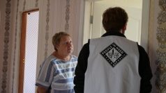Humanitární pracovníci nyní na Ukrajině pomáhají s opravou domů poničených válkou