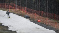 Podmínky biatlonistům na Světovém poháru v Oberhofu nepřejí