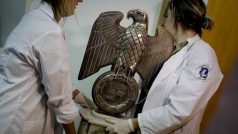 Říšská orlice nalezená mezi nacistickými artefakty v Buenos Aires.