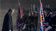 Ministr Stropnický (ANO) vzdává čest vlajce.