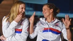 Petra Kvitová s Barborou Strýcovou během losování zápasu se Švýcarskem