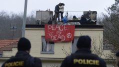 Squatteři obsadili dům v Praze, policie se rozhodla nezasahovat.