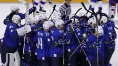 Hokejisté Slovinska se radují po vítězství nad Slovenskem.