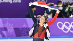 Karolína Erbanová slaví po bronzovém závodě s českou vlajkou.