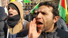 Zhruba dvě stovky podporovatelů zadrženého kurdského politika Sáliha Muslima pochodovaly centrem Prahy k ministerstvu vnitra