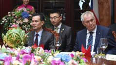 Šéf představenstva čínské skupiny CEFC Jie Ťien-ming, který je členem poradního týmu prezidenta Miloše Zemana, je údajně vyšetřován pro podezření z ekonomické kriminality. Na snímku pořízeném 5. září 2015 při podpisu dohod v Šanghaji během návštěvy Miloše Zemana v Číně je Jie Ťien-ming vlevo.