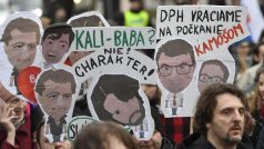 Lidé v Bratislavě protestují proti vládě Roberta Fica.