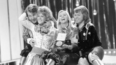 Švédská popová skupina ABBA. Zleva: Benny Andersson, Anni-Frid Lyngstadová, Agentha Faltskogová a Bjorn Ulvaeus