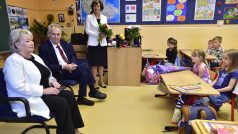 Prezident Miloš Zeman s manželkou Ivanou navštívili na začátku školního roku prvňáčky na základní škole v pražském Břevnově.