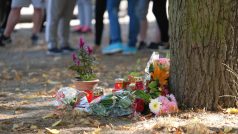 Lidé nosí květiny a svíčky na místo smrti 22letého Němce v Köthenu.