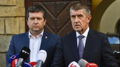 Andrej Babiš a Jan Hamáček během pátečního projevu k novinářům