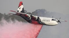 Při zřícení letounu C-130 Hercules, který hasil lesní požáry v Austrálii, zahynuli všichni tři členové posádky.