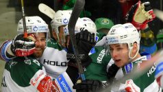Hokejisté Karlových Varů se radují ze vstřeleného gólu