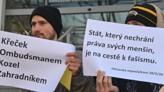 Lidé demonstrují 20. února 2020 před sídlem Úřadu Veřejného ochránce práv v Brně proti jmenování Stanislava Křečka ombudsmanem.