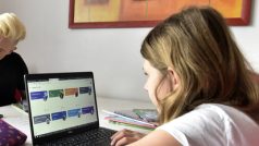Žákyně základní školy v Ludgeřovicích na Opavsku se za pomoci matky učí z domova přes internet