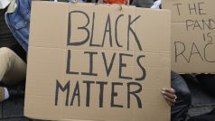 Několik set převážně mladých lidí protestovalo v sobotu proti policejnímu násilí a rasismu v USA i v dalších zemích