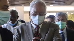 Soud v Malajsii v úterý odsoudil bývalého ministerského předsedu Najiba Razaka k 12 letům za mřížemi a pokutě 210 milionů ringitů, 1,1 miliardy korun, za zneužití úřadu.