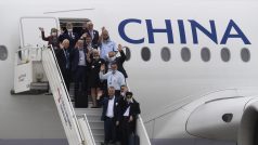 Členové delegace v čele s předsedou Senátu Milošem Vystrčilem (nahoře uprostřed) mávají před odletem na návštěvu Tchaj-wanu.