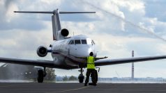 Zástupci české armády ve středu na letišti v pražských Kbelích slavnostně ukončili provoz dopravních letounů Jak-40