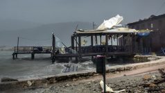 Vítr a vlny bičují pobřeží Řecka u města Argostolion