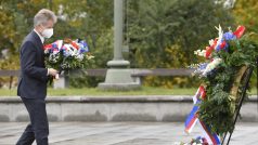 Na fotografii je předseda Senátu Miloš Vystrčil. Politici k národnímu památníku přijížděli individuálně, a to s časovými rozestupy, aby se na nádvoří památníku nepotkali.