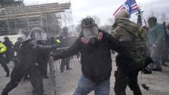 Střet demonstrantů a policie před budovou Kongresu