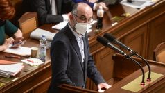 Ministr zdravotnictví Jan Blatný (za ANO) ve sněmovně při jednání o prodloužení nouzového stavu