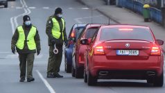 Příslušníci polské pohraniční stráže kontrolují na hranici v Českém Těšíně auta směřující do Polska.