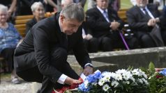 Premiér Andrej Babiš (ANO) klade věnec u památníku v Lidicích.